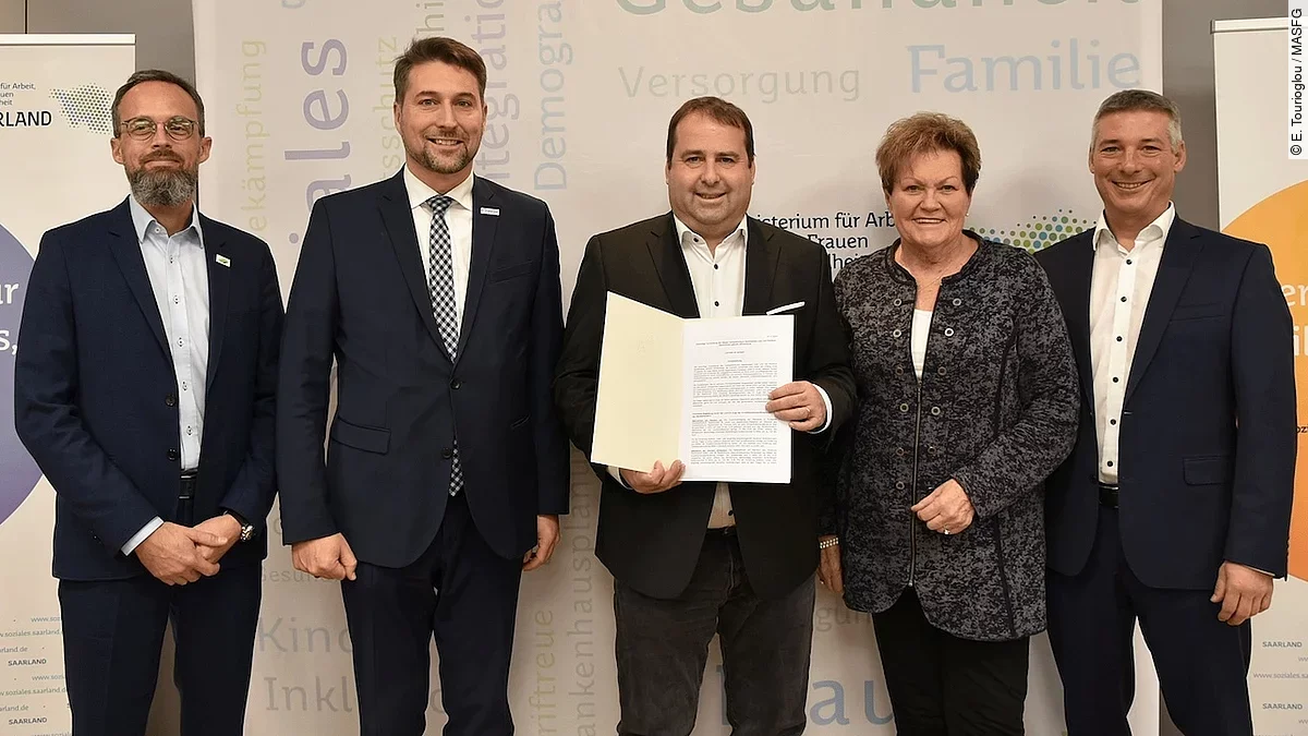 Minister Magnus Jung mit Klinikvertretern