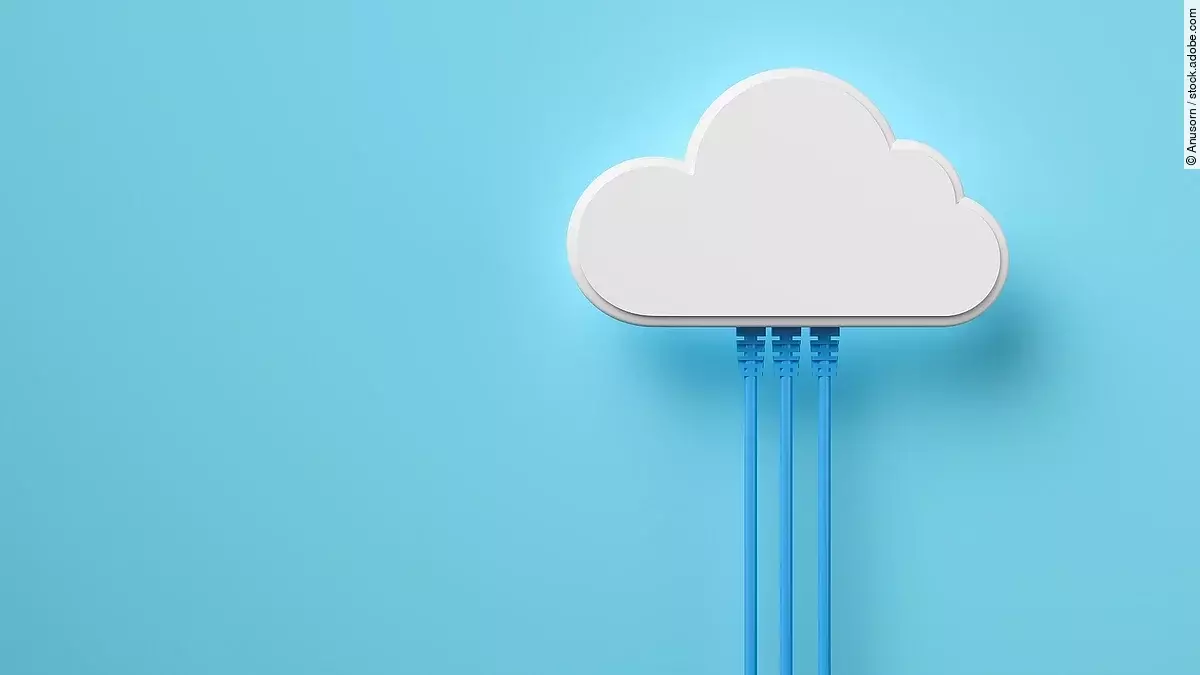 Lampe in Form einer Wolke vor blauem Hintergrund.