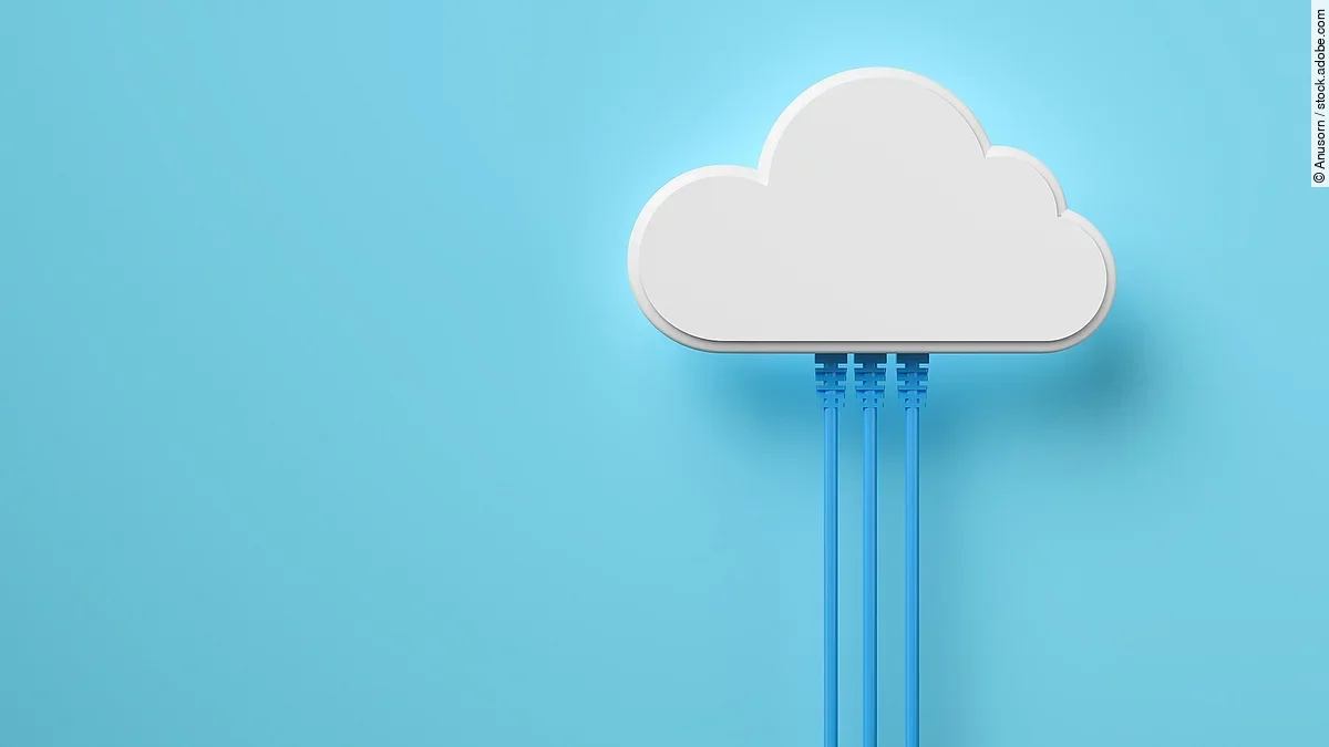 Lampe in Form einer Wolke vor blauem Hintergrund.