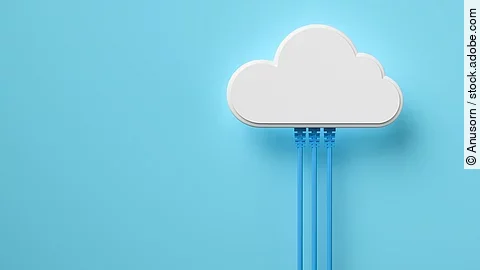 Lampe in Form einer Wolke vor blauem Hintergrund.