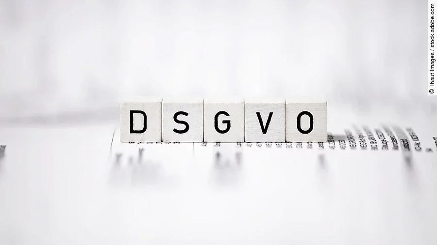 Weiße Holzwürfel mit Buchstaben-Aufdruck bilden die Abkürzung "DSGVO"