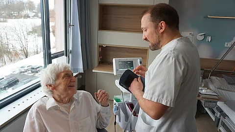Stationsleiter Michael Hirschmann spricht mit einem Patienten