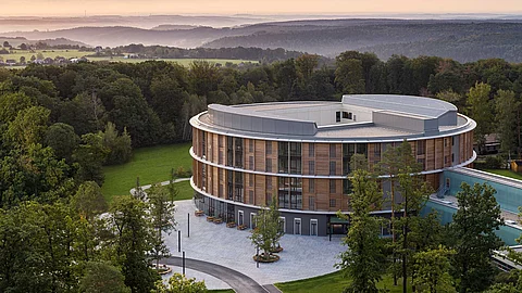 Außenansicht der Waldkliniken Eisenberg