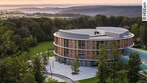 Außenansicht der Waldkliniken Eisenberg