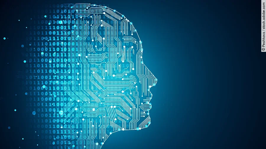 Darstellung Künstlicher Intelligenz durch die Umrisse eines menschlichen Profils. Die Haut besteht aus Netzwerkdiagrammen und binären Codes.