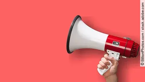 Achtung Megaphon wird vor roten Hintergrund gehalten.