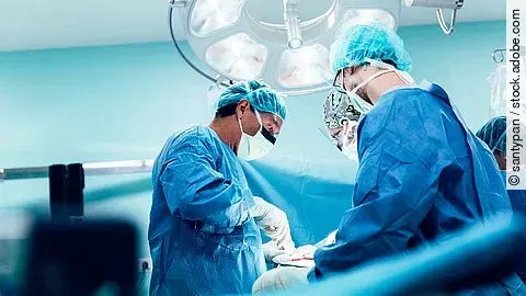 Chirurgen während einer Operation am OP-Tisch