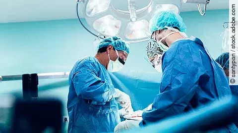 Chirurgen während einer Operation am OP-Tisch