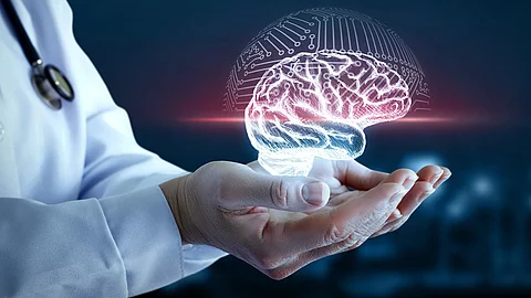 Ein Arzt hält den Scan eines Gehirns in seinen Händen.