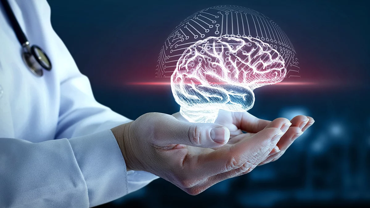Ein Arzt hält den Scan eines Gehirns in seinen Händen.