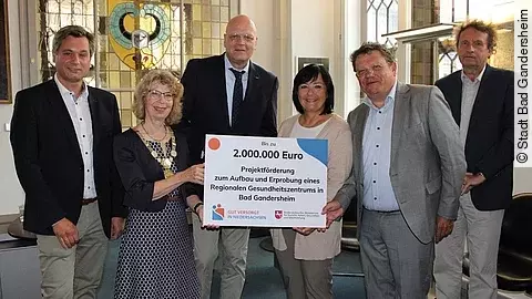 Dr. Andreas Philippi übergibt Förderbescheid