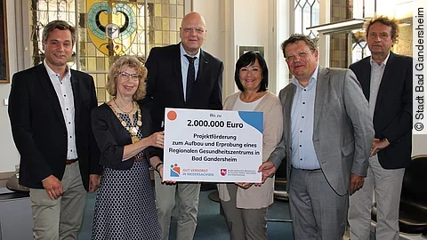 Dr. Andreas Philippi übergibt Förderbescheid