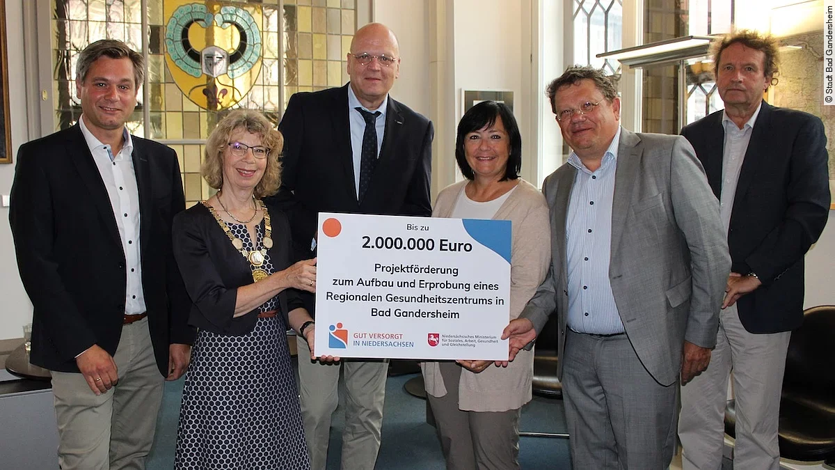 Dr. Andreas Philippi übergibt Förderbescheid Dr. Andreas Philippi übergibt Förderbescheid