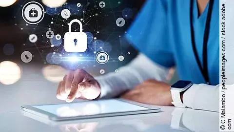 Eine Person in Kasack sitzt vor einen Tablet. Über dem Gerät erscheinen Symbole, wie ein Schloss und andere Icons, die ein  Daten veranschaulichen.