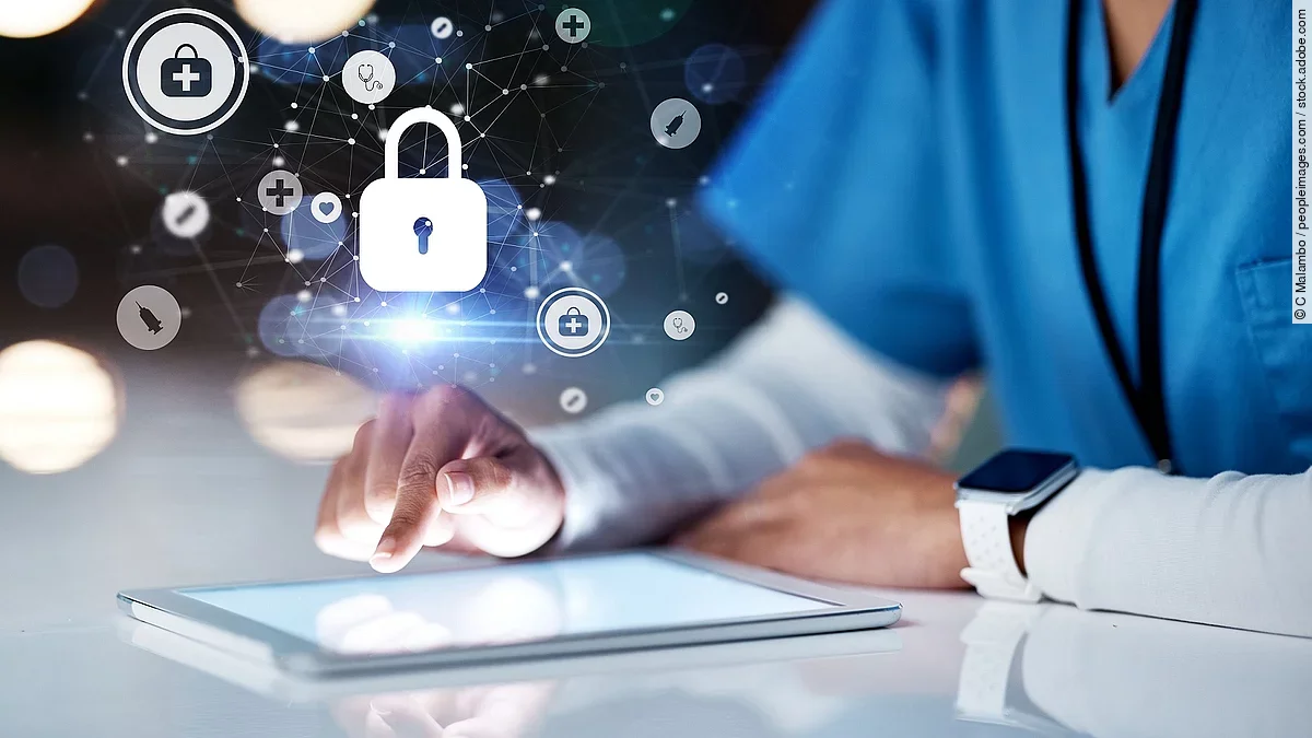 Eine Person in Kasack sitzt vor einen Tablet. Über dem Gerät erscheinen Symbole, wie ein Schloss und andere Icons, die ein  Daten veranschaulichen.