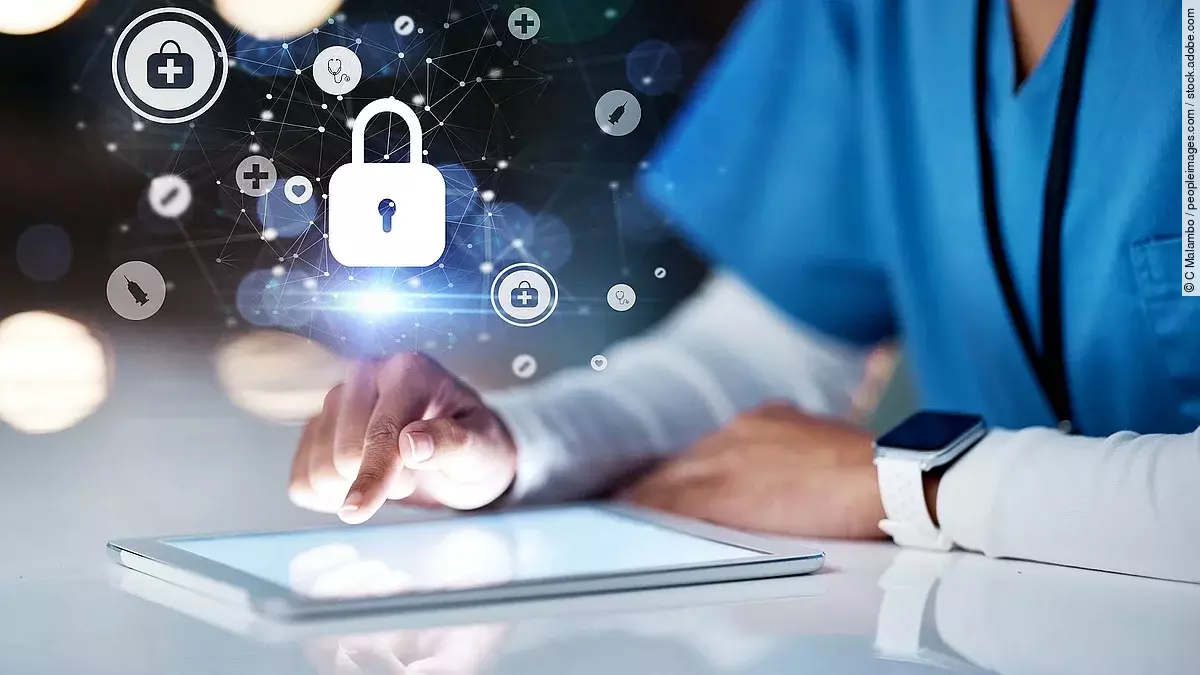 Cybersecurity Eine Person in Kasack sitzt vor einen Tablet. Über dem Gerät erscheinen Symbole, wie ein Schloss und andere Icons, die ein Daten veranschaulichen.