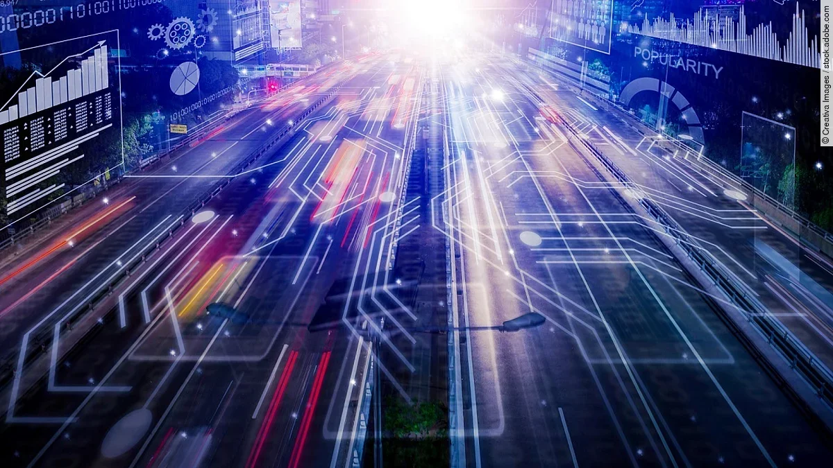 Virtuelle Straße aus digitalen Platinen und Lichteffekten