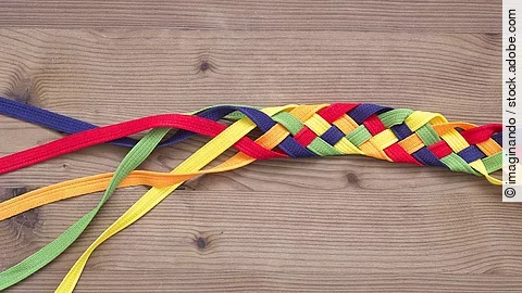 Diversity Ein buntes Scooby Doo-Band auf hölzerner Unterlage