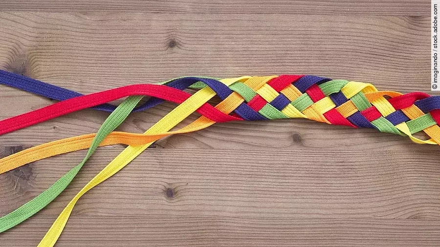 Ein buntes Scooby Doo-Band auf hölzerner Unterlage