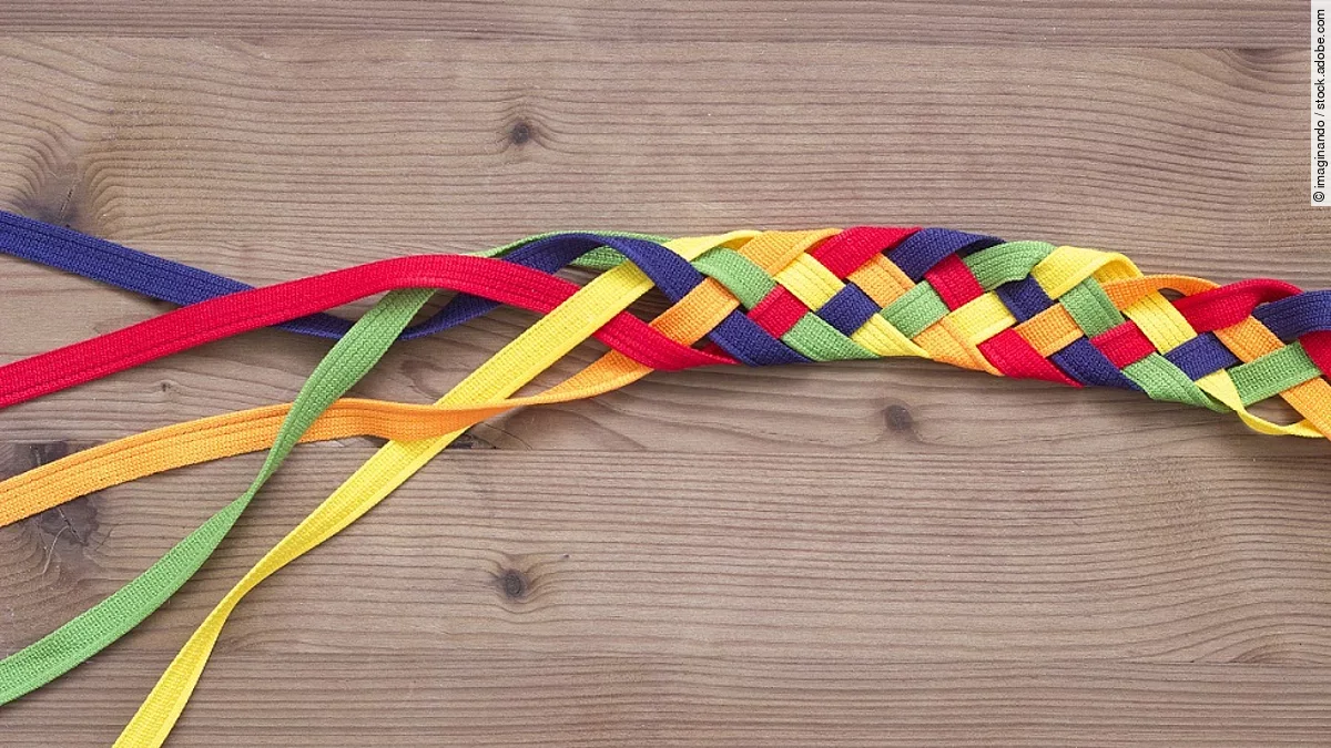 Ein buntes Scooby Doo-Band auf hölzerner Unterlage