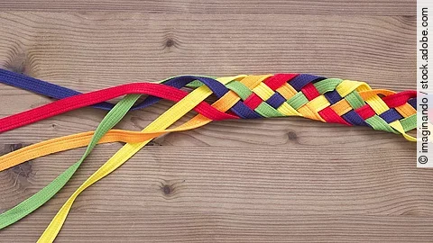 Ein buntes Scooby Doo-Band auf hölzerner Unterlage