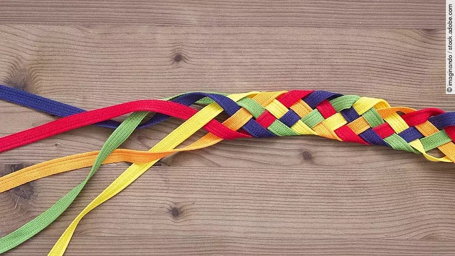 Ein buntes Scooby Doo-Band auf hölzerner Unterlage