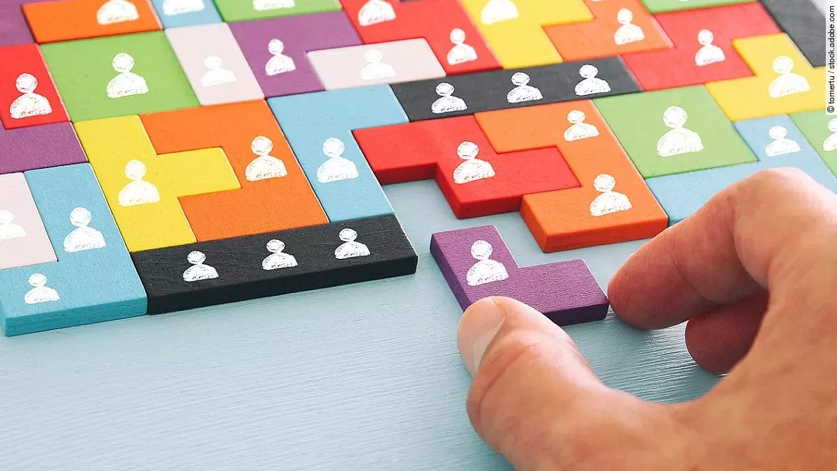 Bunte Puzzle-Teile mit Personen-Motiv.