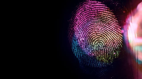 Fingerabdruck bunt eingefärbt