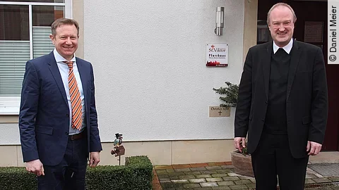 Dr. Niklas Cruse (links) wird zu März neuer Geschäftsführer am Dammer Krankenhaus. Der Vorsitzende der Gesellschafterversammlung Pfarrer Heiner Zumdohme (rechts) gratuliert.