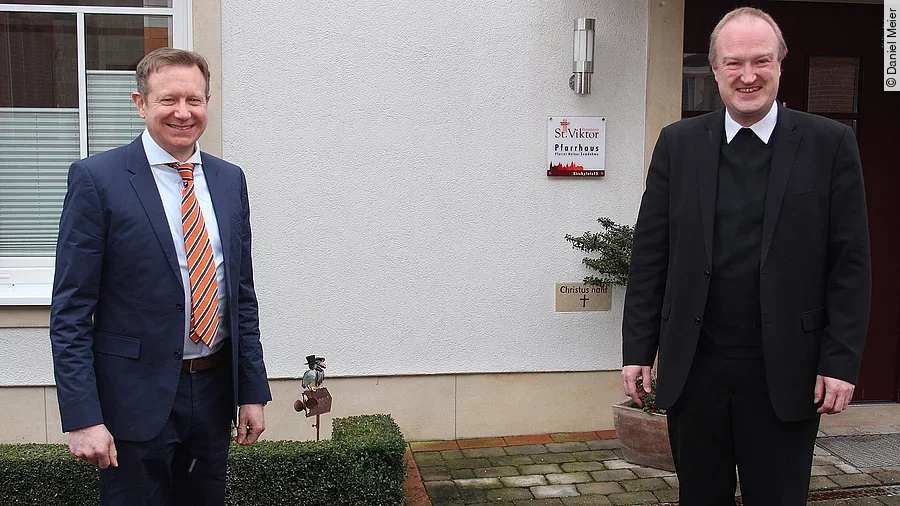 Dr. Niklas Cruse (links) wird zu März neuer Geschäftsführer am Dammer Krankenhaus. Der Vorsitzende der Gesellschafterversammlung Pfarrer Heiner Zumdohme (rechts) gratuliert.