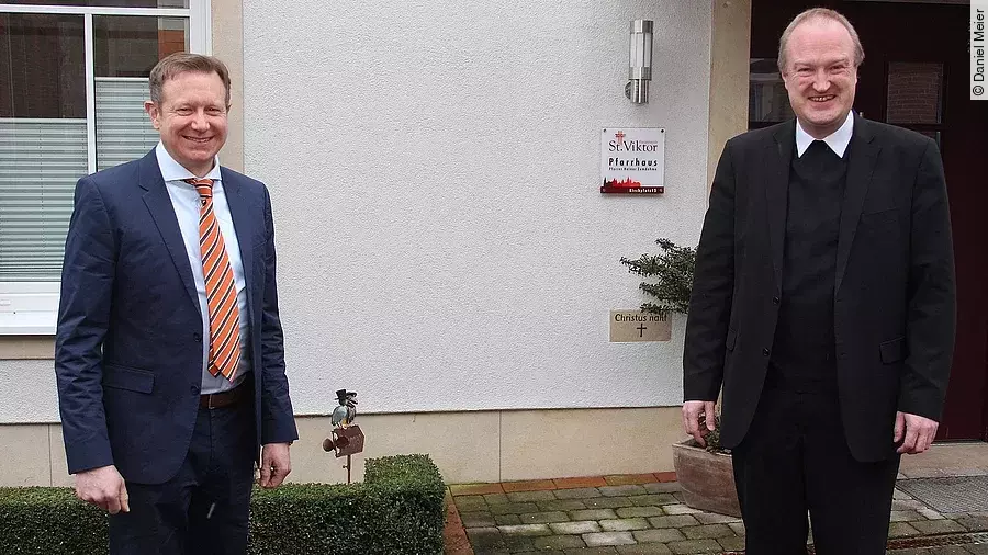 Dr. Niklas Cruse (links) wird zu März neuer Geschäftsführer am Dammer Krankenhaus. Der Vorsitzende der Gesellschafterversammlung Pfarrer Heiner Zumdohme (rechts) gratuliert.