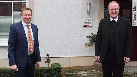 Dr. Niklas Cruse (links) wird zu März neuer Geschäftsführer am Dammer Krankenhaus. Der Vorsitzende der Gesellschafterversammlung Pfarrer Heiner Zumdohme (rechts) gratuliert.