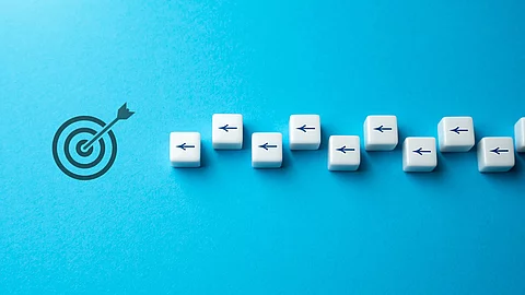 Pfeile auf Würfeln deuten auf eine Zielscheibe.