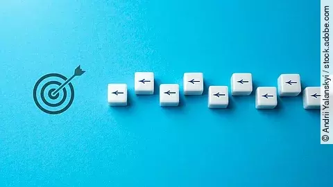 Pfeile auf Würfeln deuten auf eine Zielscheibe.