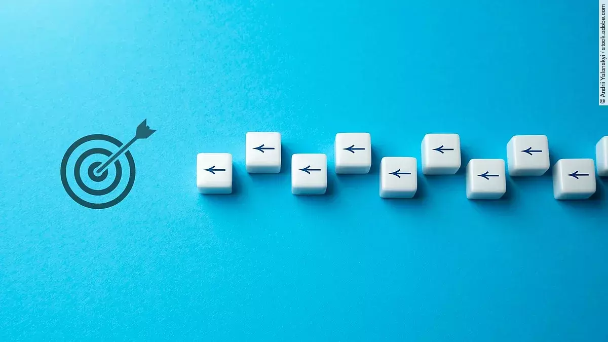 Zielerreichung Pfeile auf Würfeln deuten auf eine Zielscheibe.