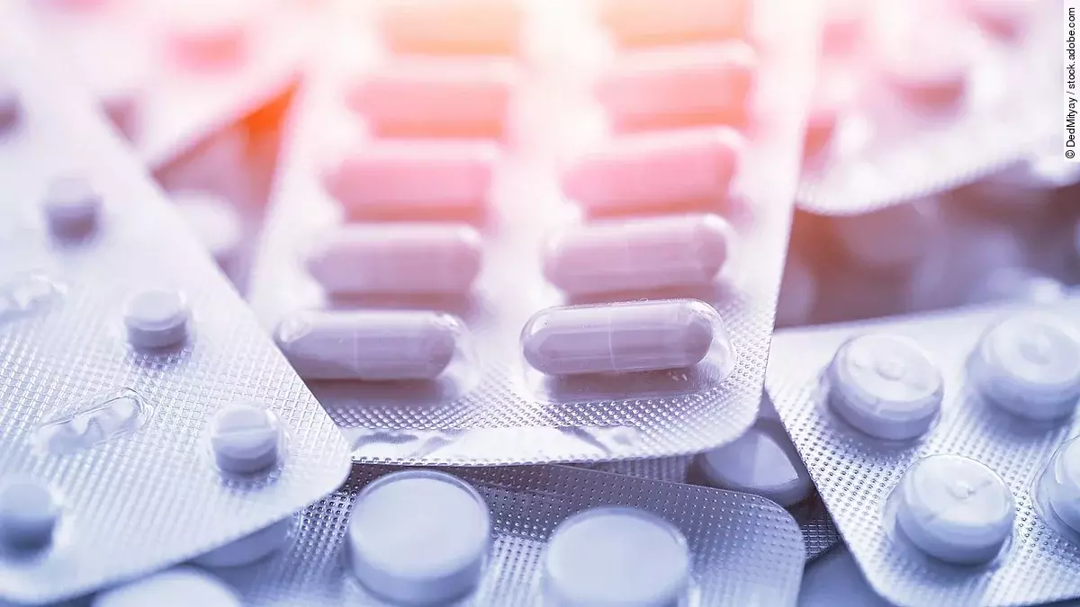 Mehrere Medikamentenblister liegen übereinander.