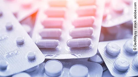 Mehrere Medikamentenblister liegen übereinander.