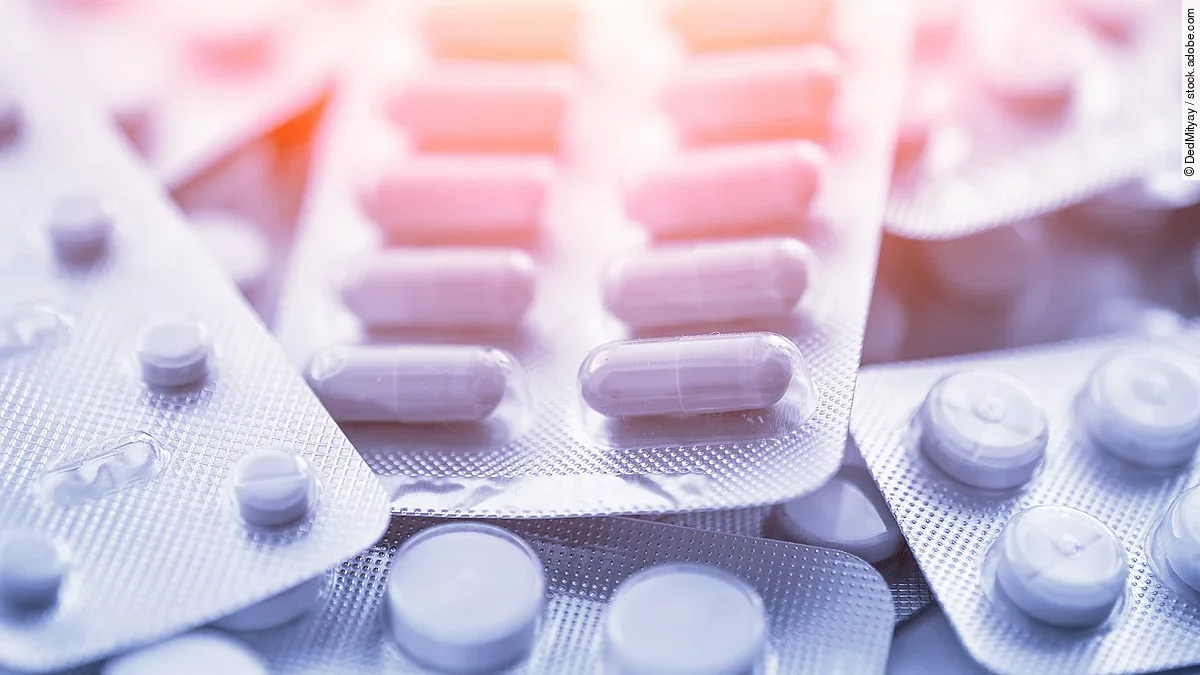 Arzneimittel Mehrere Medikamentenblister liegen übereinander.