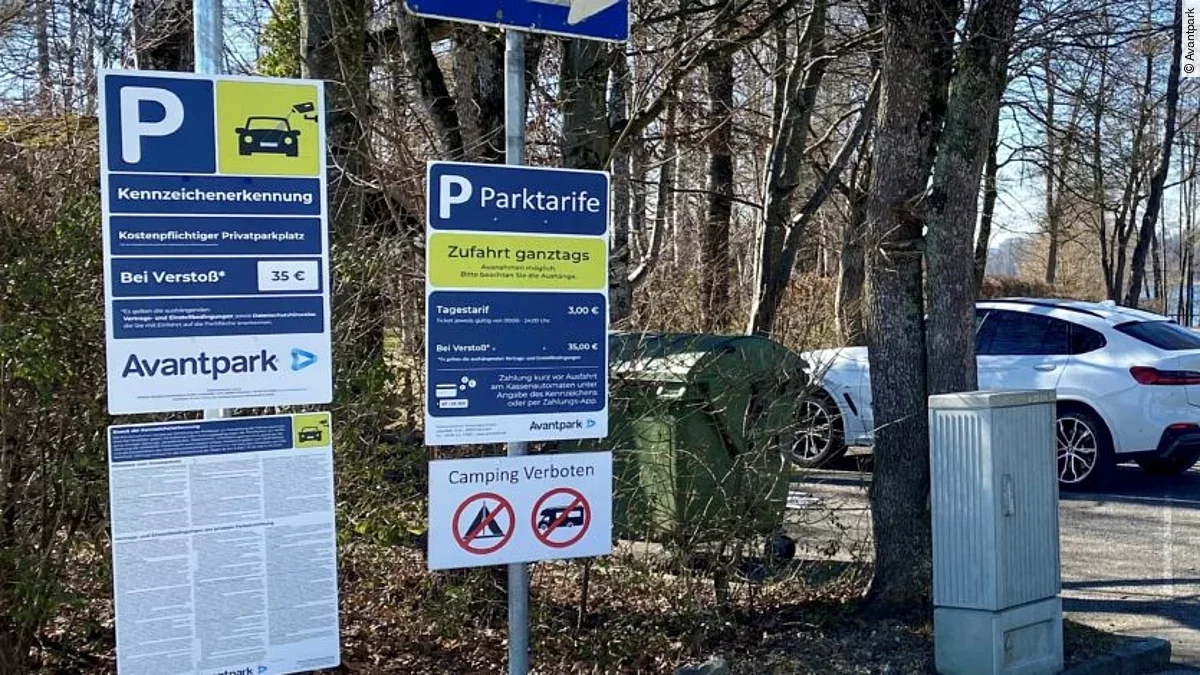 Schilder an der Parkplatzeinfahrt