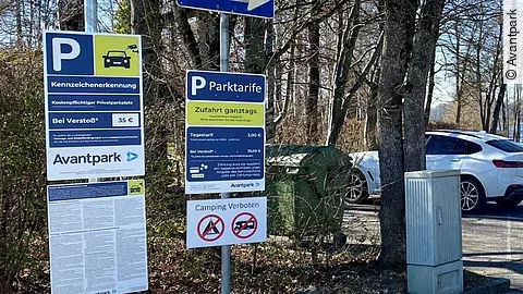 Schilder an der Parkplatzeinfahrt