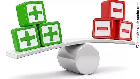 Waage mit Pro und Contra-Würfeln