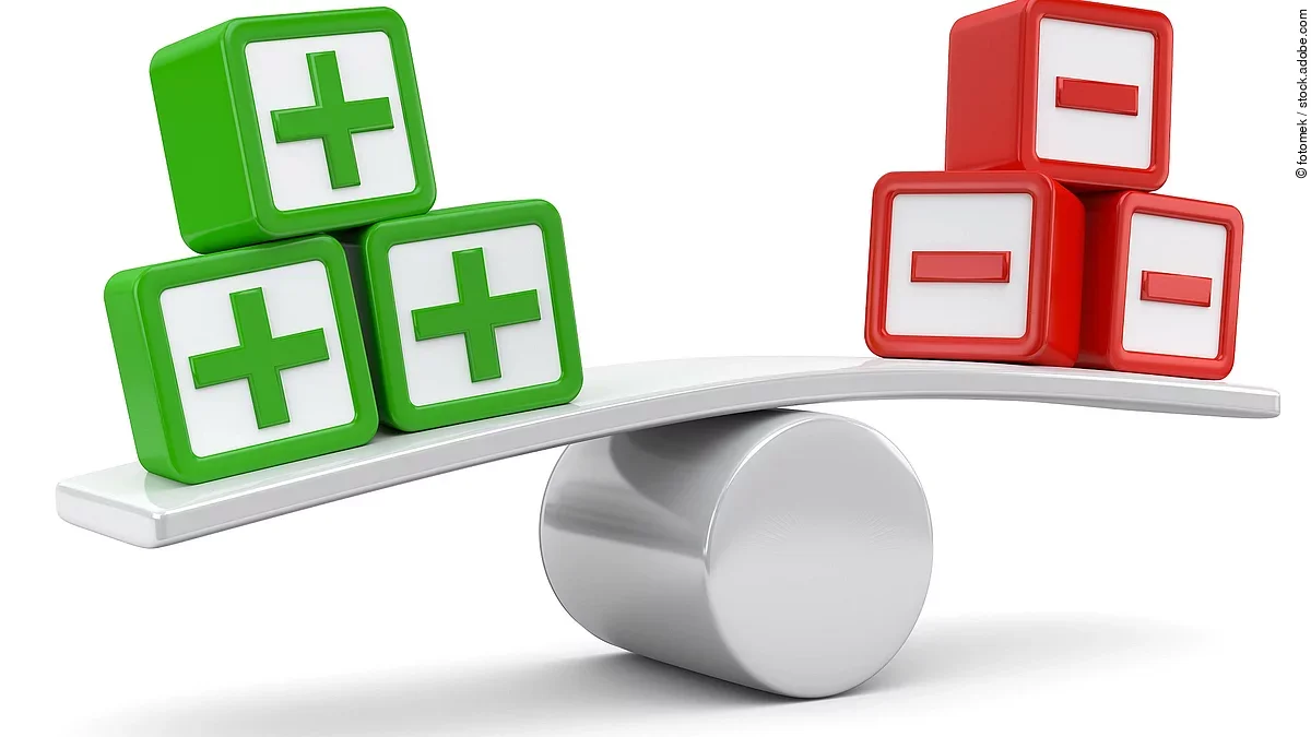 Diskussion Argumente Waage mit Pro und Contra-Würfeln