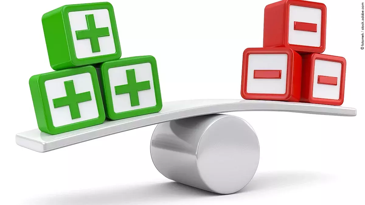 Waage mit Pro und Contra-Würfeln