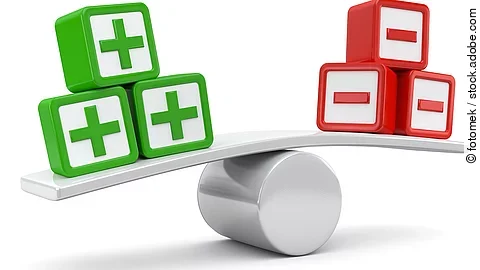 Waage mit Pro und Contra-Würfeln