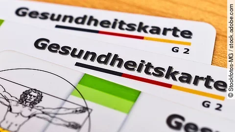 Zwei Gesundheitskarten von Krankenkassen