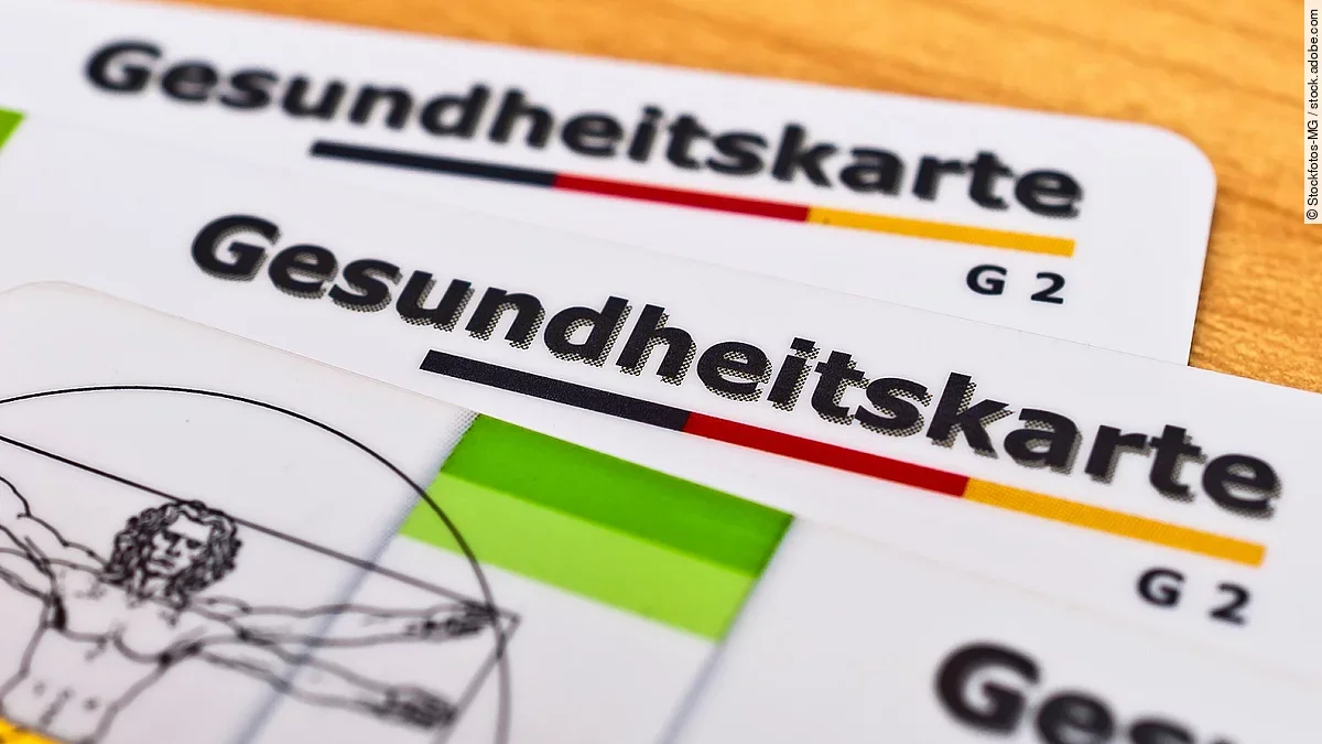 Zwei Gesundheitskarten von Krankenkassen