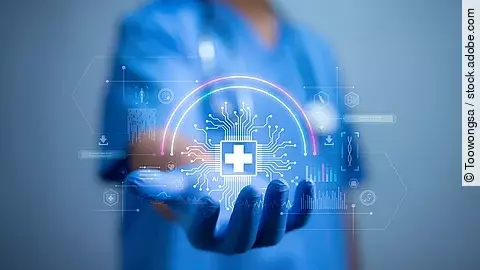 Hand hält eine schwebende Grafik eines Gesundheitsdatennetzes