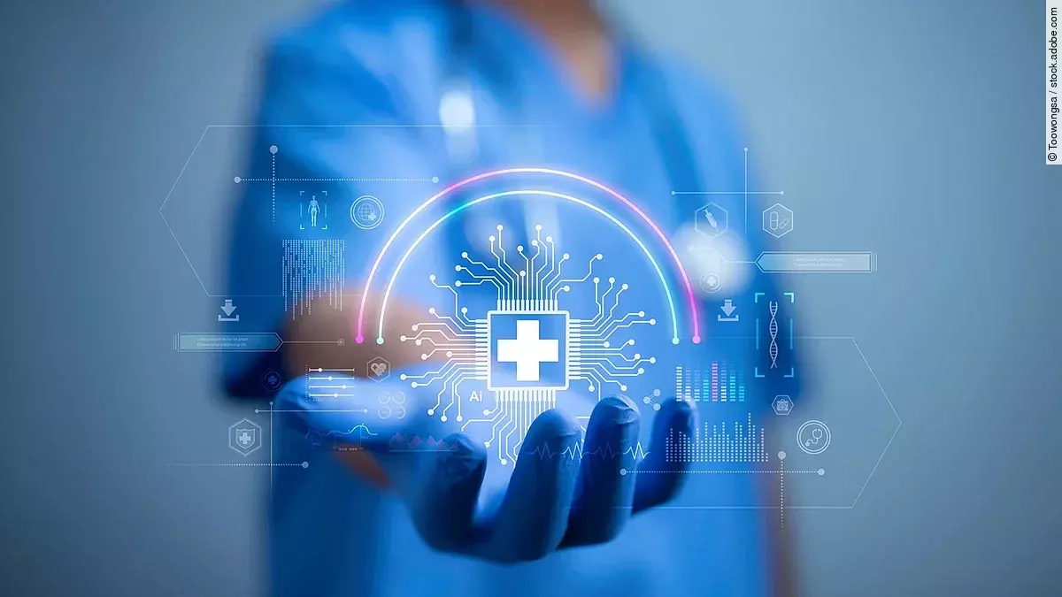 Hand hält eine schwebende Grafik eines Gesundheitsdatennetzes