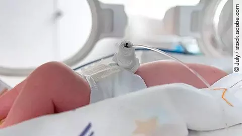 Baby Baby, das in einem Inkubator liegt.