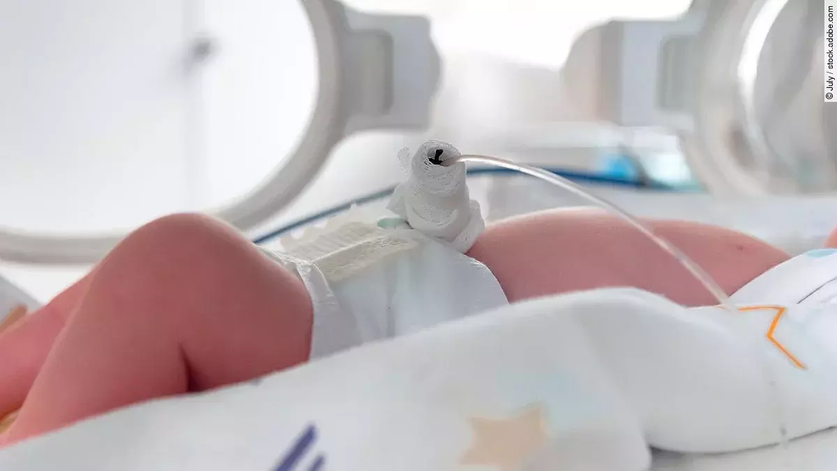 Baby, das in einem Inkubator liegt. 